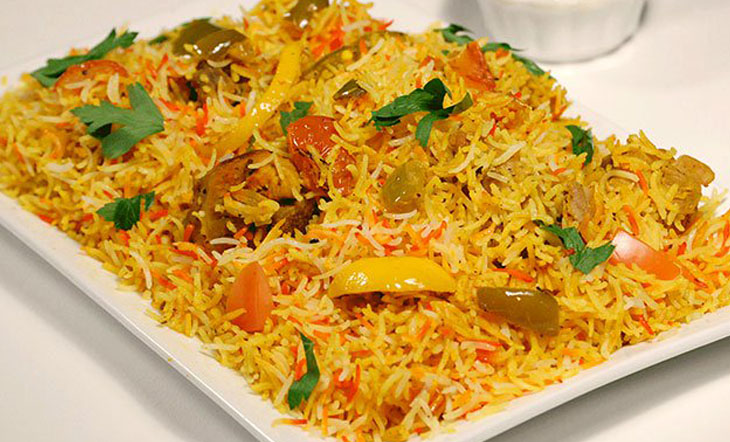বাইরে বৃষ্টি ঝরছে, ঘরে খিচুড়ি
