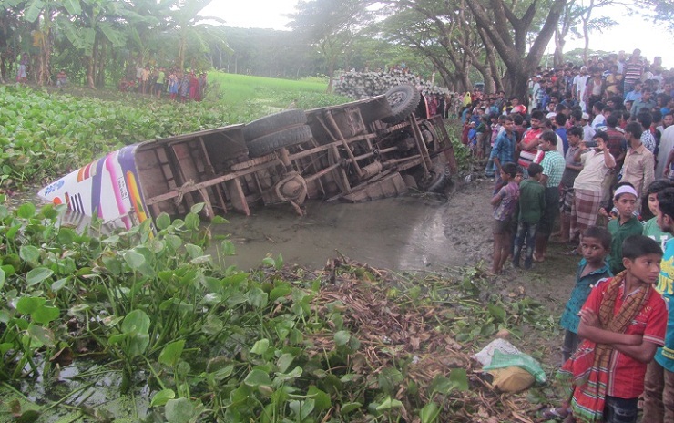 ভোলায় বাস খাদে, নিহত ১