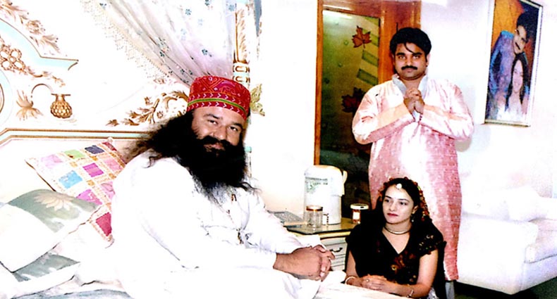 ‘রাম রহিমের সঙ্গে এক রুমে নগ্ন অবস্থায় হানিপ্রীত’ (ভিডিও)