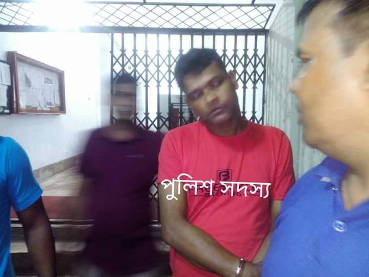 ঝালকাঠীতে ডিবি পুলিশের হাতে ইয়াবা সেবন কারী পুলিশ সদস্য সহ আটক ৩।