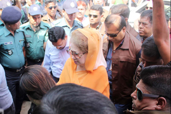 আদালতের পথে বিএনপির চেয়ারপারসন বেগম খালেদা জিয়া