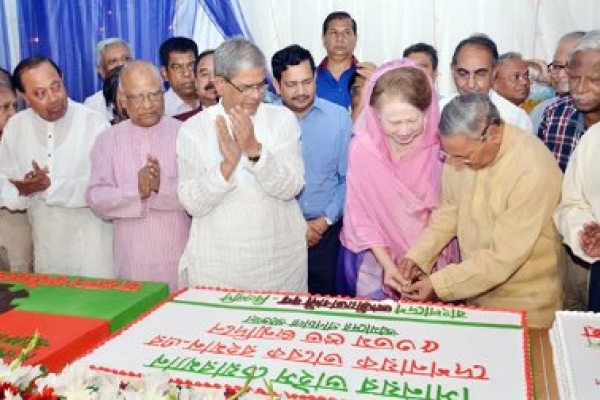 তারেক রহমানের ৫৩তম জন্মদিনে কাটলেন খালেদা জিয়া