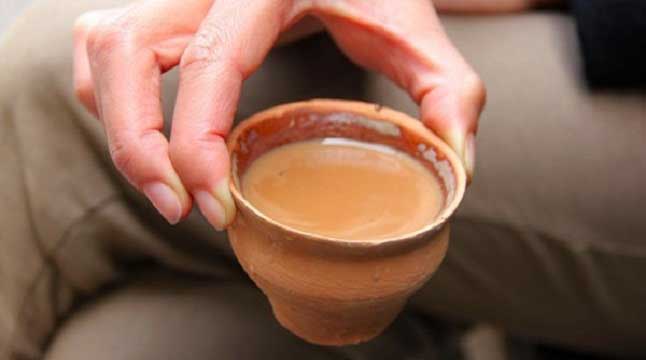 রাতে দুর্ঘটনা এড়াতে সড়কে ট্রাক চালকদের চা পান করাচ্ছে পুলিশ