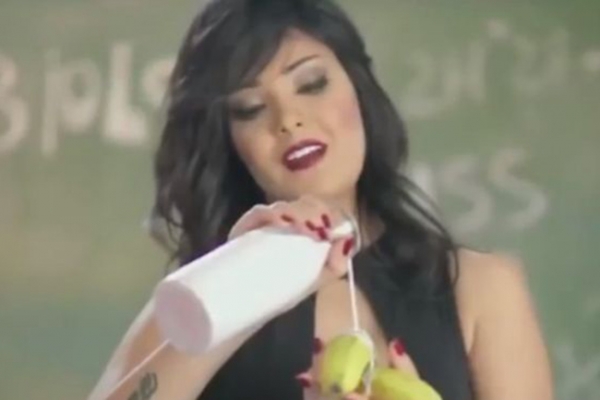 ‘অশ্লীল ভঙ্গিতে’ কলা খেয়ে জেলে গায়িকা