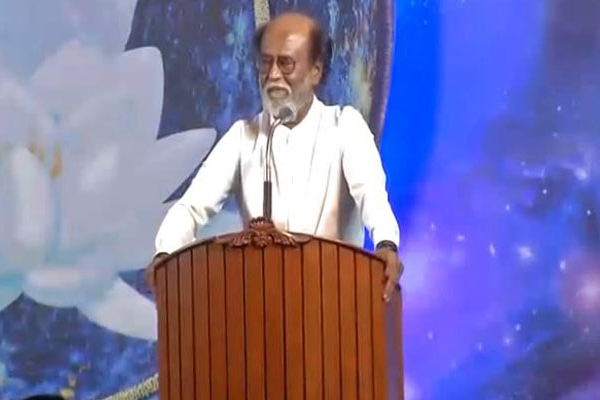 অবশেষে রাজনীতিতে নাম লেখালেন রজনীকান্ত