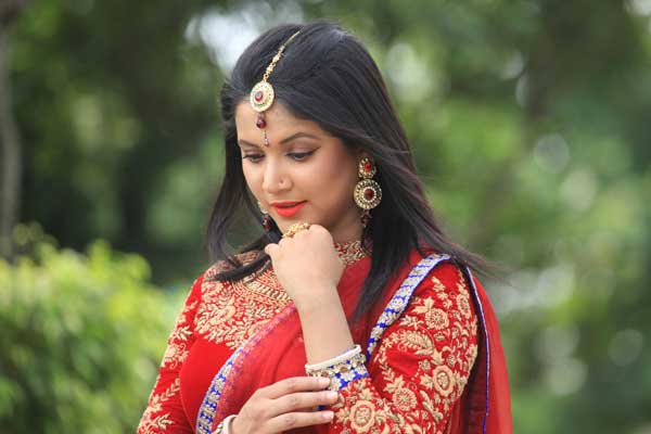 রুমাল’ দিয়ে মনের মানুষ খুঁজছেন ঊর্মিলা!