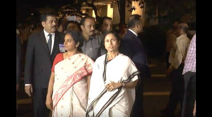 হাসিনার সঙ্গে কী কথা খোলাসা করলেন না মমতা
