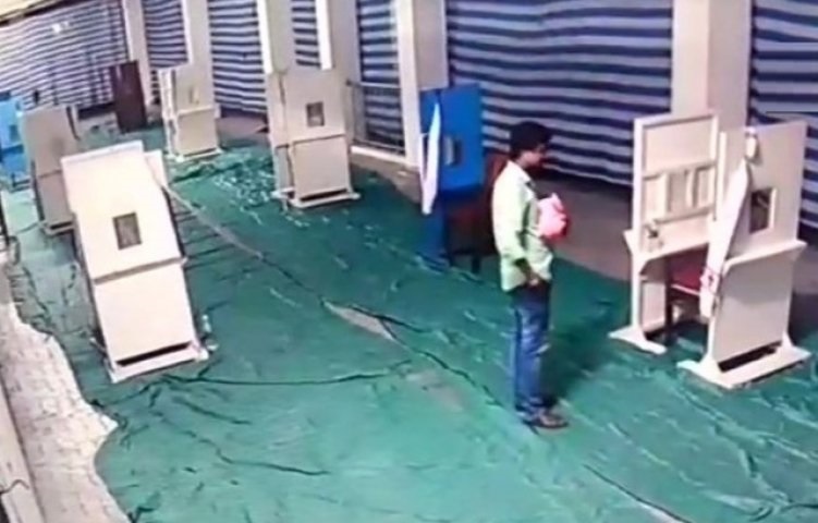 নবজাতককে গির্জার বাইরে ফেলে গেল দম্পতি