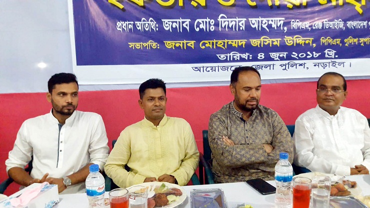 নড়াইলে পুলিশ সুপারের আমন্ত্রণে ইফতারে মাশরাফি