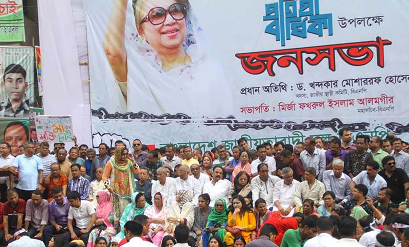 নয়াপল্টনে বিএনপি নেতাকর্মীদের ঢল