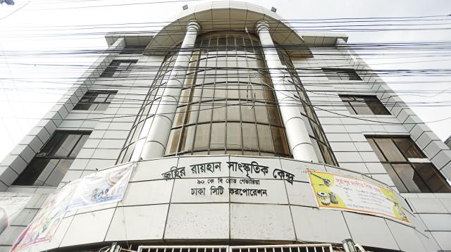 খুঁড়িয়ে চলছে মিলনায়তনটি