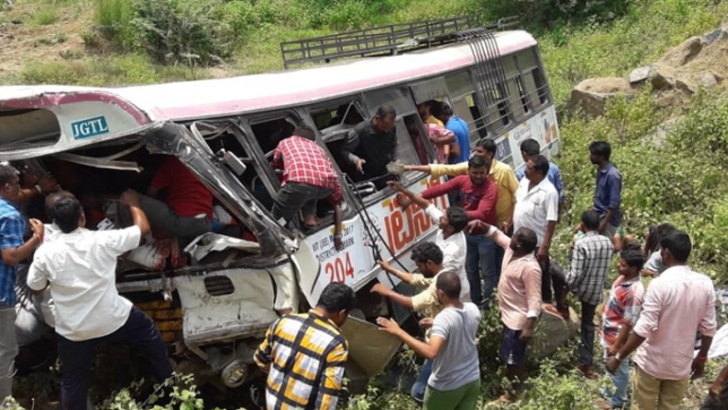 ভারতে বাস দুর্ঘটনায় নিহত বেড়ে ৫২
