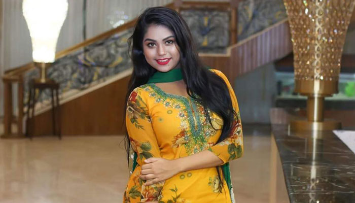আলোচিত ’H2O’র সামনে গিয়ে ছবি দিলেন সেই প্রতিযোগী