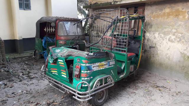 চাঁদপুরের হাজীগঞ্জ উপজেলায় দুর্ঘটনাকবলিত সিএনজি চালিত অটোরিকশা।
