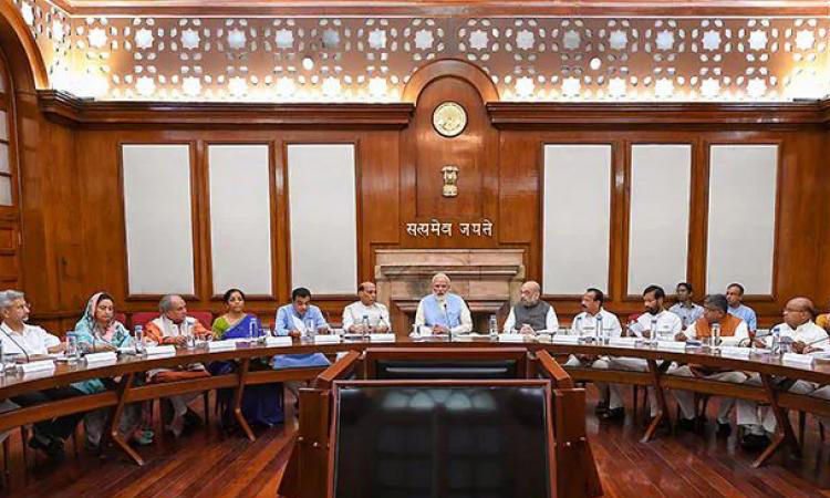 কাশ্মীরে উত্তেজনার মধ্যে মোদির বাসভবনে জরুরি বৈঠক