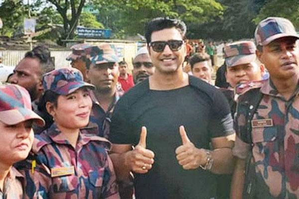 সীমান্তে এসে বিজিবি সদস্যদের সঙ্গে ‘আমার সোনার বাংলা’ গাইলেন দেব