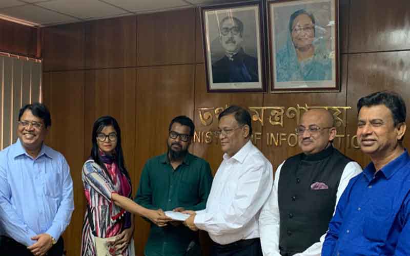 সিনেমা বানাতে গিয়ে নিঃস্ব পলাশকে তথ্যমন্ত্রীর অর্থ সহায়তা