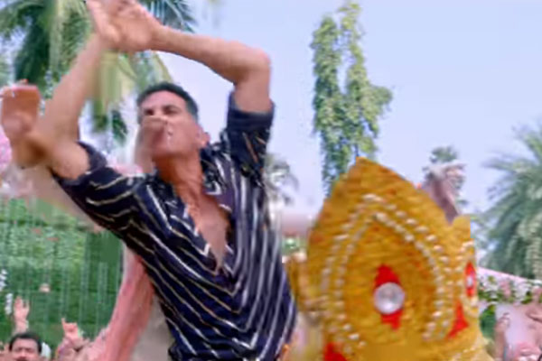 বিয়ে বাড়িতে অক্ষয়ের নাগিন ডান্স (ভিডিও)