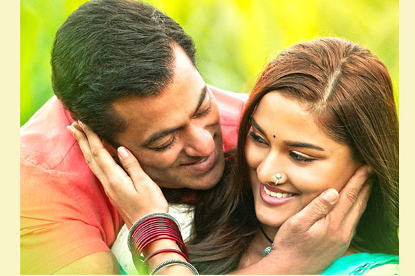 সালমানের সঙ্গে বয়সের পার্থক্য নিয়ে যা বললেন সাঈ