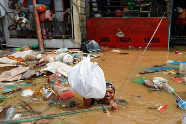 ইন্দোনেশিয়ায় ভয়াবহ বন্যায় নিহতের সংখ্যা বেড়ে ৪৩