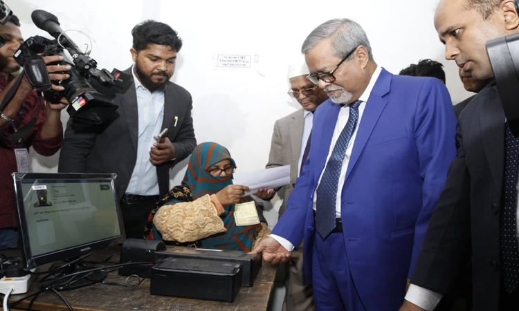 ইভিএমে ‘ফিংগার প্রিন্ট’ মিললো না সিইসি’র