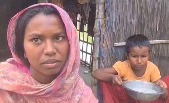 অভাবের তাড়নায় ভাতের মাড় খেয়ে দিন পার করছে আঁখিসহ তার ভুমিহীন গৃহহীন পরিবার
