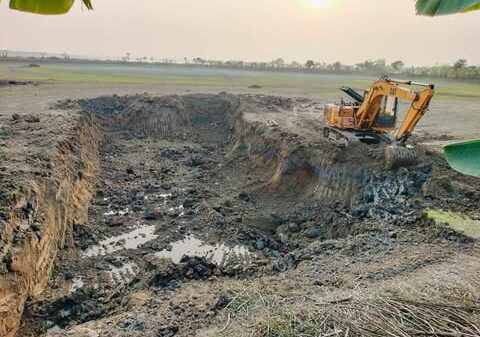 কৃষি খাতকে বিনষ্ট করে পলাশবোনা কালোহনের বিলে মাটি খেকোদের রামরাজত্ব