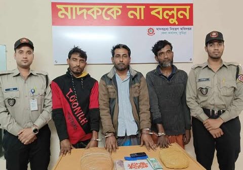 ইয়াবা, গাঁজা, মোবাইলসেট ও মাদক বিক্রির নগদ অর্থ উদ্ধারপূর্বক আপন দুই ভাইসহ আটক ৩ পলাতক ১