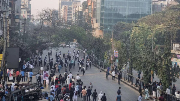 ঢাকার সায়েন্সল্যাব মোড়ে আইডিয়াল কলেজ ও সিটি কলেজের শিক্ষার্থীদের মধ্যে সংঘর্ষের