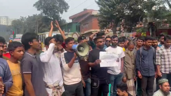 সুচিকিৎসা ও ক্ষতিপূরণের দাবিতে রাজধানীর শ্যামলী শিশুমেলা মোড়ে অবস্থান নিয়ে আন্দোলনে আহতরা