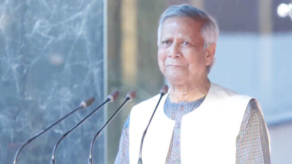আইনশৃঙ্খলা বাহিনীগুলোকে যুদ্ধ-পরিস্থিতির মতো সতর্ক থাকতে নির্দেশ প্রধান উপদেষ্টার