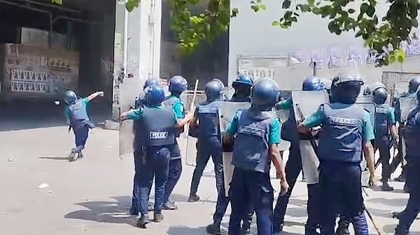 প্রেসক্লাবের সামনে পুলিশের ওপর গার্মেন্টস শ্রমিকদের হামলা