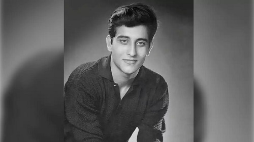 বলিউডের অন্যতম স্মরণীয় সুদর্শন নায়ক বিনোদ খান্নার প্রয়াণ দিবস