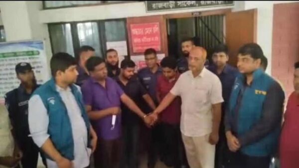রাজবাড়ী বিআরটিএতে দুদকের অভিযানে ৪ দালাল আটক