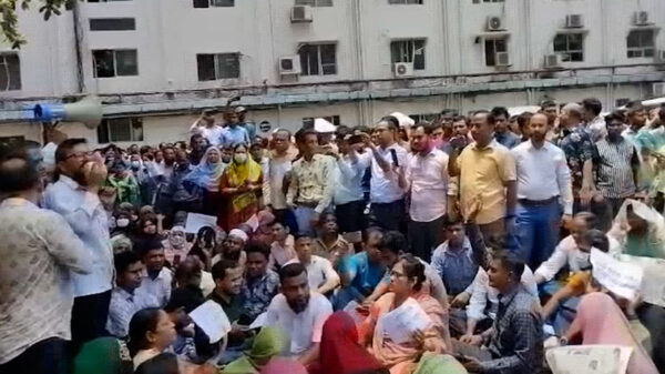 সরকারি চাকরি সংশোধন অধ্যাদেশ-২০২৫ বাতিলের দাবিতে আজও সচিবালয়ে বিক্ষোভ