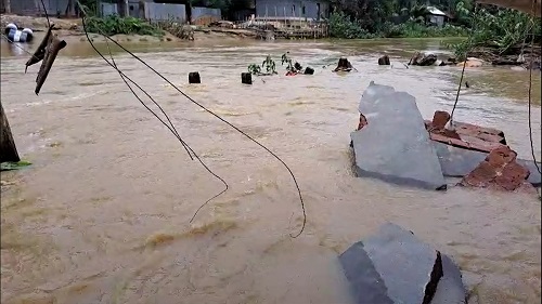 বাঁধ ভেঙে শেরপুরের ঝিনাইগাতীর অন্তত ১০টি গ্রাম প্লাবিত