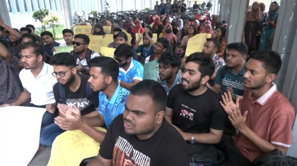 ৬ দফা দাবিতে ক্লাস-পরীক্ষা বর্জন করে বিক্ষোভ করেছে বাংলাদেশ কৃষি বিশ্ববিদ্যালয়ের শিক্ষার্থীরা
