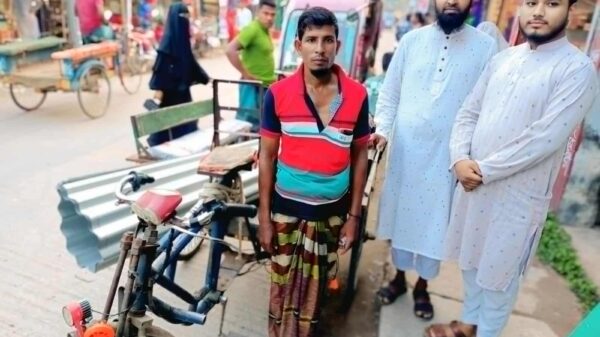 প্রবাসীর ভালোবাসায় মানবিক উদ্যোগ—গাবতলীর দক্ষিণপাড়ায় দুস্থদের মাঝে টিন বিতরণ