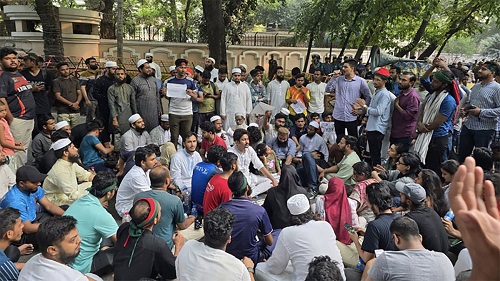 আওয়ামী লীগের বিচার ও দল নিষিদ্ধের দাবিতে যমুনার সামনে শিক্ষার্থীদের অবস্থান কর্মসূচি