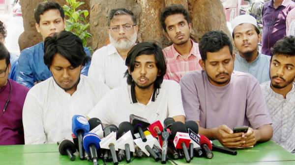 জাতীয় পার্টিসহ ১৪ দলের রাজনীতি নিষিদ্ধ ও নির্বাচন কমিশন থেকে নিবন্ধন বাতিলের দাবি জানিয়েছে জুলাই ঐক্য