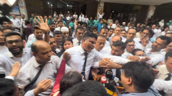 মমতাজ বেগমের রিমান্ড শুনানি শেষে ব্রিফিংয়ের সময় সাংবাদিকদের ওপর চড়াও আইনজীবীরা
