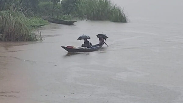 উজান থেকে নামা পাহাড়ি ঢল আর ভারী বৃষ্টিতে সুনামগঞ্জ ও হবিগঞ্জের বাঁধে ধস