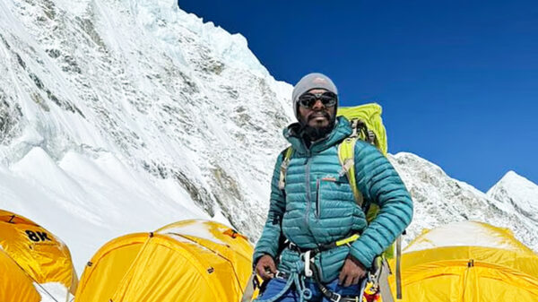 সপ্তম বাংলাদেশি হিসেবে মাউন্ট এভারেস্ট জয় করেছেন ইকরামুল হাসান শাকিল
