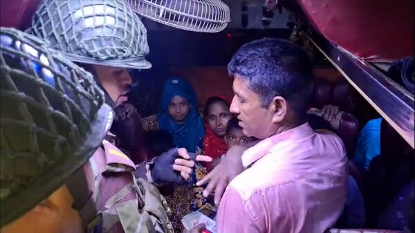 ৪ দিনে বাসে অতিরিক্ত আদায়কৃত ১ লাখ ৬০ হাজার টাকা ভাড়া যাত্রীদের ফেরত