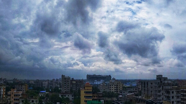 মেঘলা আবহাওয়াতেও ‘অস্বাস্থ্যকর’ ঢাকার বাতাস