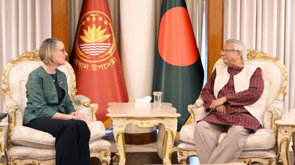 প্রধান উপদেষ্টার সঙ্গে সাক্ষাৎ করেছেন ব্রিটিশ হাইকমিশনারের সারাহ কুক