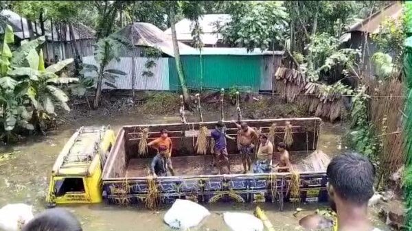 রাজবাড়ী-কুষ্টিয়া আঞ্চলিক মহাসড়কে গরুবাহী একটি ট্রাক নিয়ন্ত্রণ হারিয়ে খাদে উল্টে দুই ব্যবসায়ী নিহত