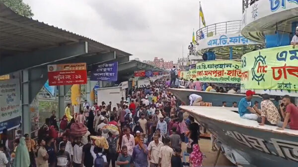 রাজধানীর সদরঘাট লঞ্চ টার্মিনালে ঘরমুখো মানুষের উপচে পড়া ভিড়