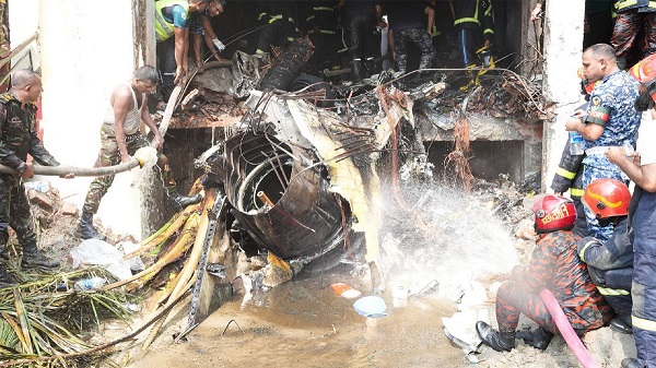 উড্ডয়নের পরেই ত্রুটি, বিমানটি জনবিরল এলাকায় নেয়ার চেষ্টা করেন পাইলট
