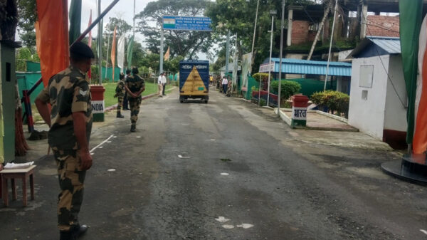 ভারতের ত্রিপুরা রাজ্যের মুখ্যমন্ত্রী জন্য ৩০০ কেজি আম পাঠিয়েছেন প্রধান উপদেষ্টা